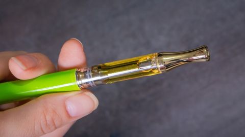 How do I use a Delta 8 disposable vape pen?